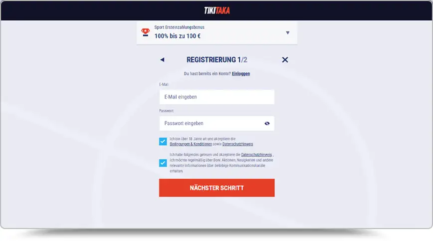 Screenshot des ersten Registrierungsschritts (1/2) der Website TikiTaka auf einem hellen, leicht gemusterten Hintergrund. Oben ist das Bonusangebot „Sport Ersteinzahlungsbonus 100% bis zu 100 €“ ausgewählt. Das Formular enthält Eingabefelder für E-Mail und Passwort, zwei aktivierte Checkboxen für die AGB, den Datenschutzhinweis und Marketing-Einwilligungen sowie einen orange-roten Button mit der Aufschrift „NÄCHSTER SCHRITT“.